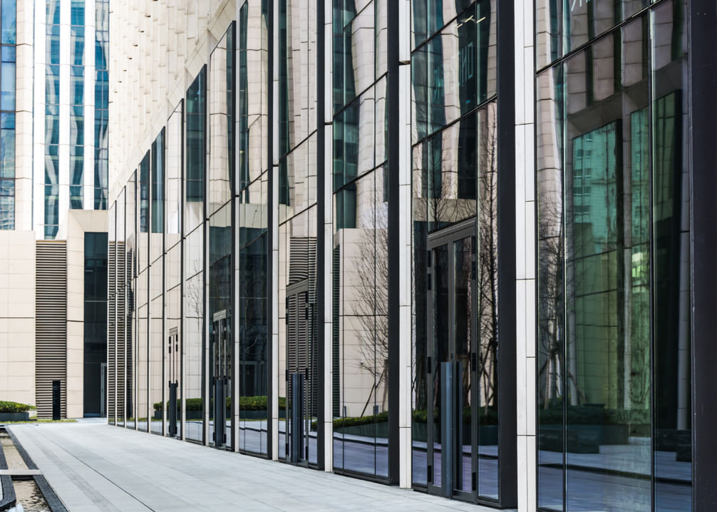 pest control spraying bushes