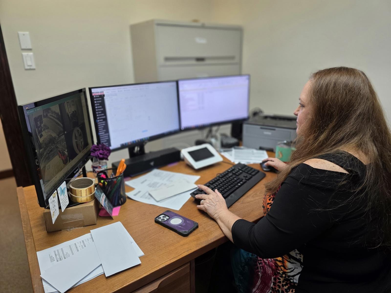 Micoland Coworker smiling during a conversation